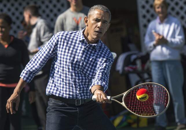 Le président Obama, concentré pendant son match de tennis avec dess enfants 