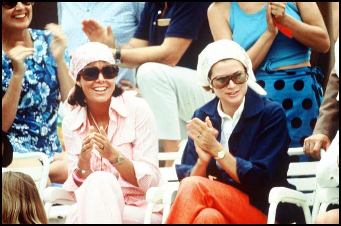 On s'inspire : Caroline de Monaco et sa mère Grace portaient le foulard comme un bandana, ultra élégant.
