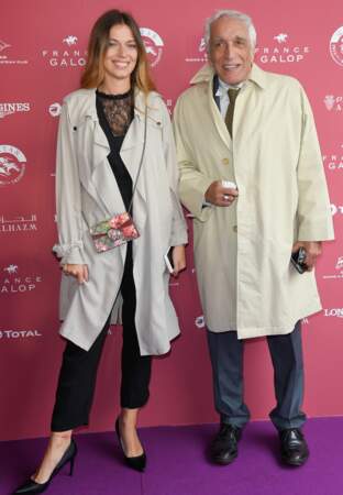 Gérard Darmon et sa fille Sarah complices au Prix de l’Arc de Triomphe ce dimanche à l'hippodrome de Chantilly.