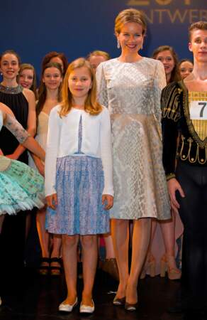 Sortie entre filles avec sa mère la reine Mathilde pour assister à la finale d'un concours de danse.