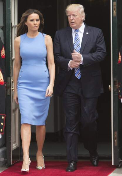 Melania Trump ultra moulée dans sa robe Michael Kors : la toile spécule sur une grossesse.