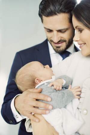 Le prince Carl Philip, la princesse Sofia, et dans ses bras Gabriel en septembre 2017