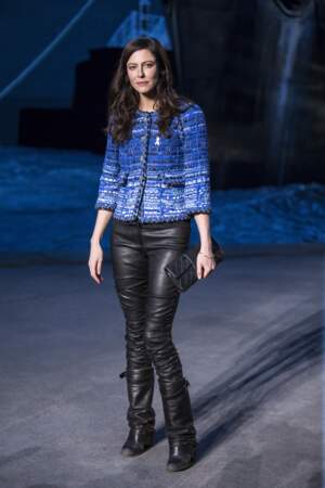 Anna Mouglalis en slim cuir noir et veste en tweed, l'égérie Chanel est toujours présente