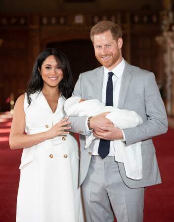 Le Prince Harry et sa femme, la Duchesse de Sussex montrant leur fils Archie