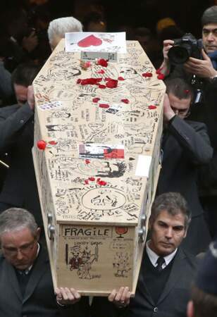 Un cercueil décoré par tous les amis du défunt
