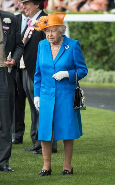 Elizabeth II : un mix de couleurs particulièrement audacieux : bleu électrique et orange. Le duo gagnant aux courses d'Ascot ! 
