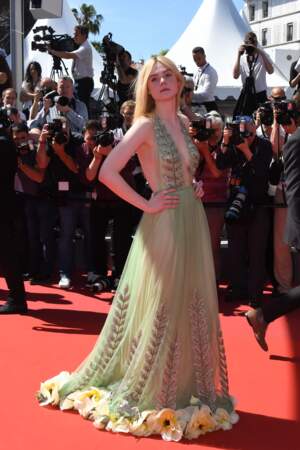 Sur le tapis rouge à Cannes, Elle Fanning dévoile son sideboob