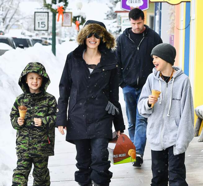 Angelina Jolie emmène Shiloh (10 ans) et Knox (8ans) acheter des jouets