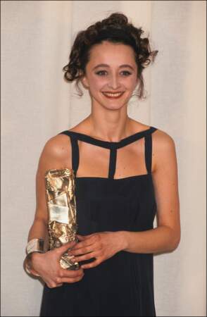 Judith Henry, en petite robe noire, reçoit le César en 1991 pour "La Discrète"