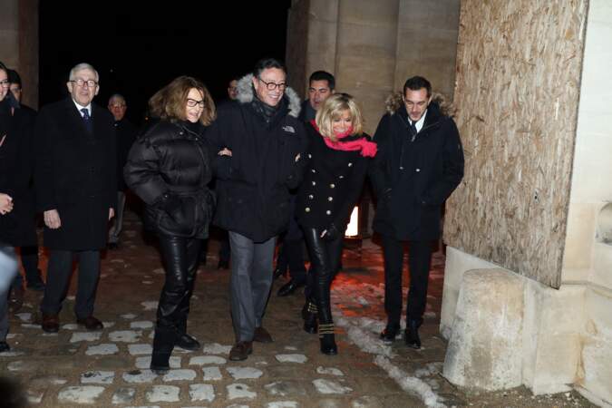 Brigitte Macron  en noir rock et rose glamour
