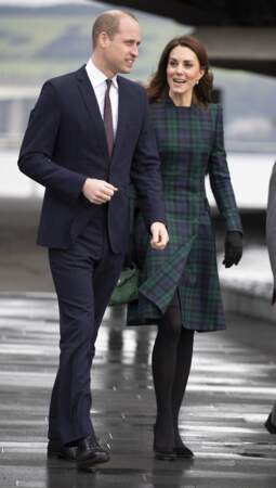 Kate Middleton associe le daim de ses chaussures à celui de son sac pour accessoiriser sa veste tartan.