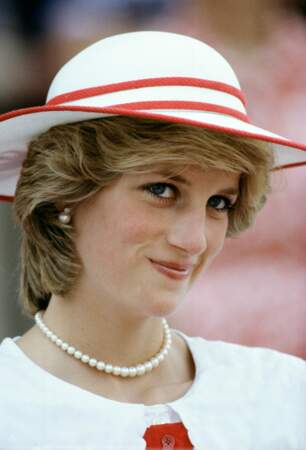 La princesse Diana, portant une paire de boucles d'oreilles en perles à Edmonton, au Canada, en 1983
