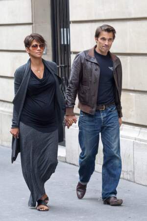 Halle Berry, enceinte et Olivier Martinez dans les rues de Paris, en 2013
