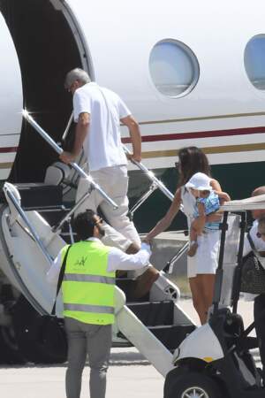 George Clooney et sa femme Amal rejoignent leur avion.