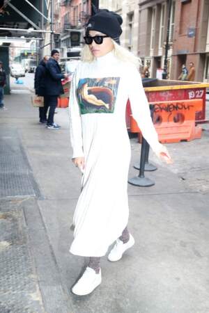 Rita Ora porte un bonnet noir et une robe longue en laine dans les rues de New York.