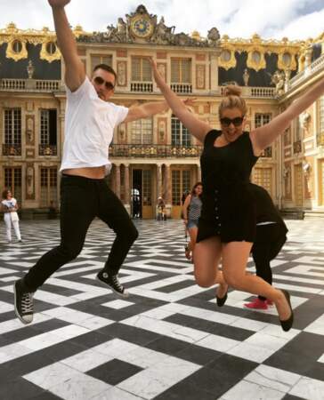L'humoriste américaine Amy Schumer et son compagnon savent que le plus beau à Paris, c'est Versailles.
