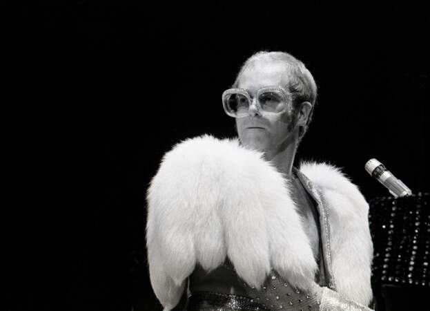 Elton John sur scène en 1974