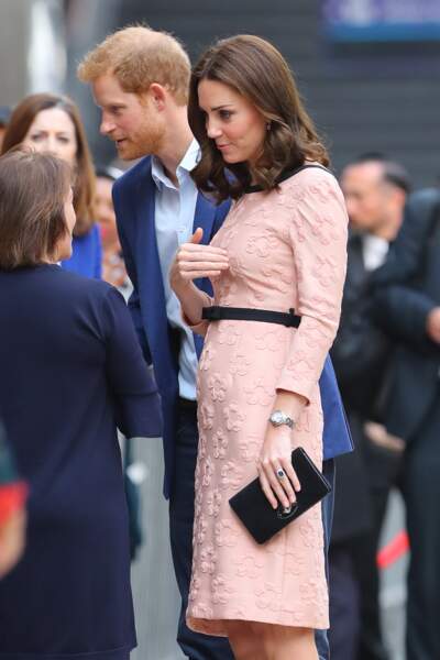 Kate Middleton est vêtue d'une robe de couleur pêche, signée Orla Kiely