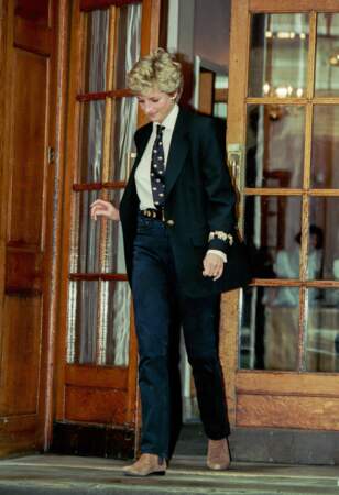 La princesse Diana en blazer et chemise blanche, le 15 mars 1994 devant l'hôpital St Mary à Londres