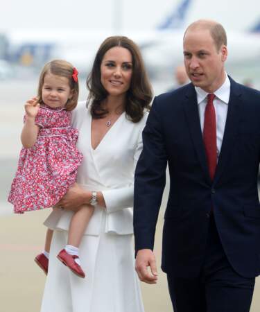 Kate Middleton, le prince William et leur fille Charlotte à l'aéroport Chopin à Varsovie. 