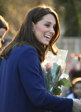 Kate Middleton, très souriante et les cheveux lâchés parfaitement lissés