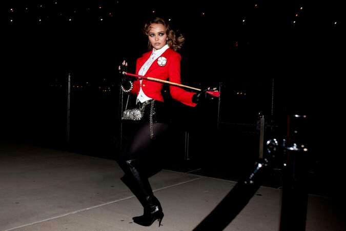 Lily-Rose Depp en bottes, mini-jupe et chaîne, elle prouve à quel point elle sait se transformer