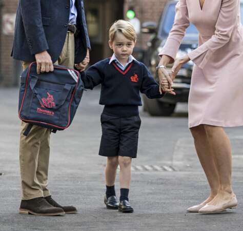 prince George en uniforme et très timide pour sa première rentrée à l'école