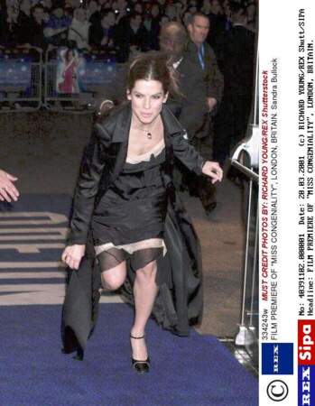 En 2000, Sandra Bullock tombe lors de l'avant-première de son film "Miss Détective"
