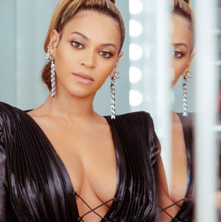 Beyoncé lumineuse en robe métallique Ralph & Russo et mise en beauté Glossier