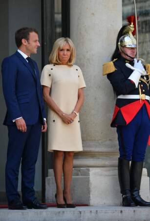 Pour compléter son look, Brigitte Macron portait une paire d'escarpins de couleur noire
