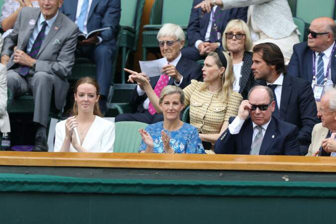 Installé dans la loge royale de Wimbledon ce 10 juillet, le prince Albert a assisté à la victoire de Roger Federer
