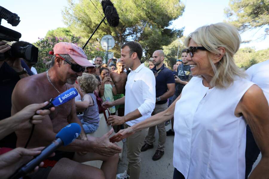 Brigitte Macron, très accessible auprès des Français devant le Fort de Brégançon le 7 août 2018