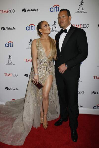 Jennifer Lopez dévoile ses cuisses musclées dans sa robe dorée