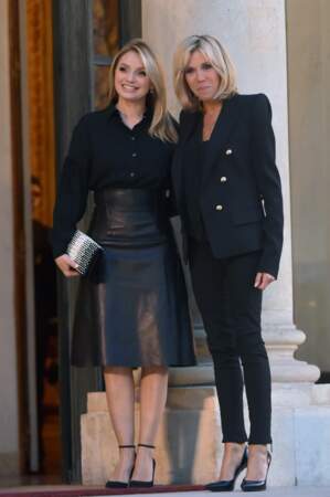 6 juillet 2017 : Brigitte Macron en slim et blazer épaulé noir avec Angélica Rivera, première dame mexicaine