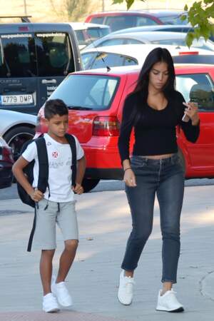 Georgina Rodriguez, enceinte, la compagne de Cristiano Ronaldo et Cristiano Ronaldo Jr dans les rues de Madrid