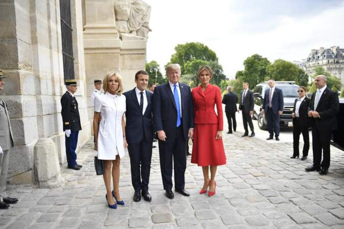 13 juillet 2017 : Brigitte Blanc en robe rocke, courte blanche et zippée avec le couple Trump
