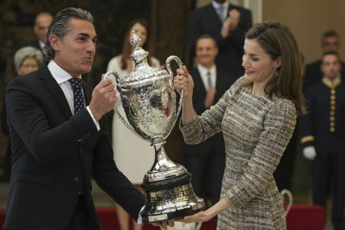 Letizia d'Espagne prend un trophée entre les mains à Madrid, le 23 janvier 2017.