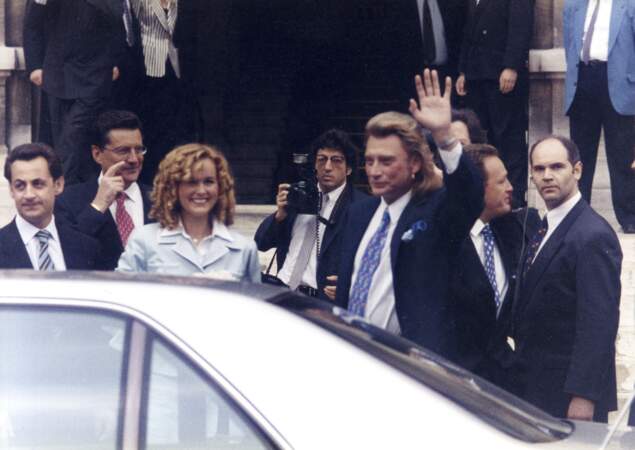 Nicolas Sarkozy, alors maire de Neuilly sur Seine, le producteur Jean-Claude Camus au coté de Johnny et Laeticia