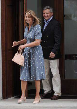 Carole et Michael Middleton devant  l'hôpital St-Mary au lendemain de la naissance de George, le 23 juillet 2013