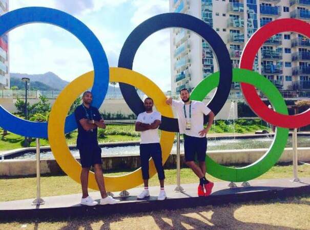 Nicolas Batum, Tony Parker et Joffrey Lauvergne, trio magique du basket français, devant les anneaux olympiques
