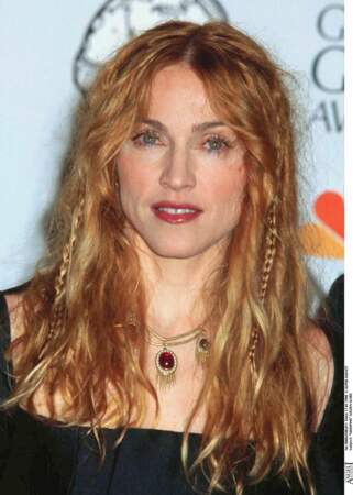 Madonna en cuivré, avec un mélange de cheveux flous et tresses aux Golden Globes en 1998