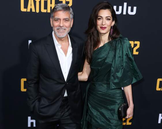En guise d'accessoire, Amal Clooney a misé sur une minaudière noire, assortie à ses chaussures