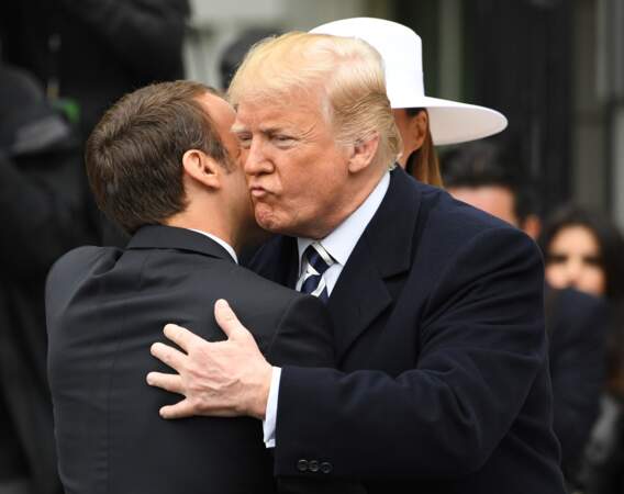 Donald Trump embrasse Emmanuel Macron