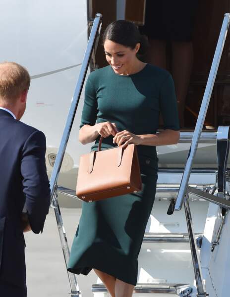 Meghan Markle porte un sac à main Strathberry, à son arrivée à l'aéroport de Dublin, le 10 juillet 2018