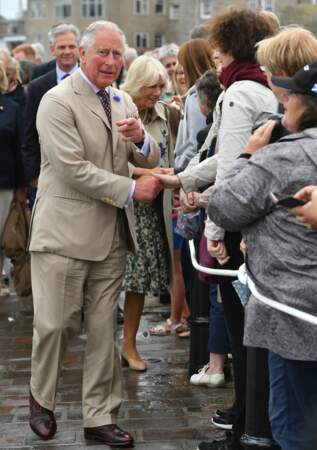 Le prince Charles a profité de l'anniversaire de Camilla Parker Bowles pour s'offrir un bain de foule ce 17 juillet
