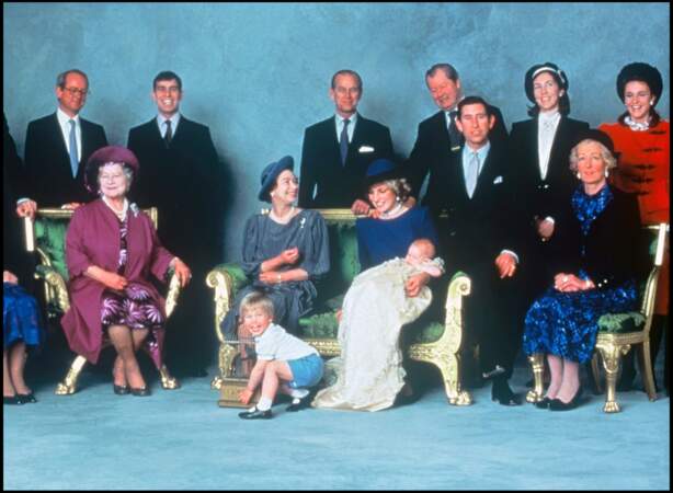 La famille royale d'Angleterre lors d'une séance photo à l'occasion du baptême du prince Harry, en 1984