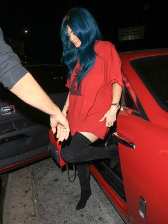 Une perruque bleu nuit pour contraster le rouge de sa tenue