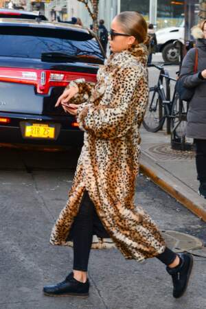 Rita Ora adopte le léopard pour son manteau en fausse fourrure.