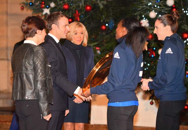 Emmanuel et Brigitte Macron, recevant la victorieuse équipe de handball féminin, à l'Elysée, le 17 décembre 2018