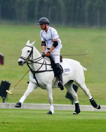 Le 6 mai 2017, Meghan Markle assiste à un match de polo à Ascot, où joue son compagnon le prince Harry 